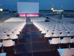 525 weiße Schalenstühle zum Open-Air-Kino Flughafen Düsseldorf